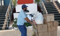 corporate-gifts-in-dubai-delivered-by-evergrowllc-delivery-man
